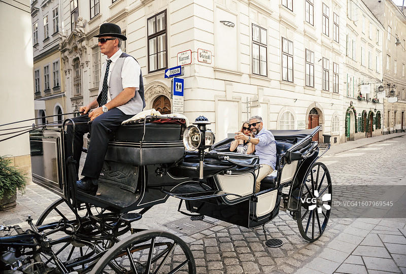 奥地利维也纳游客在马车上自拍图片素材