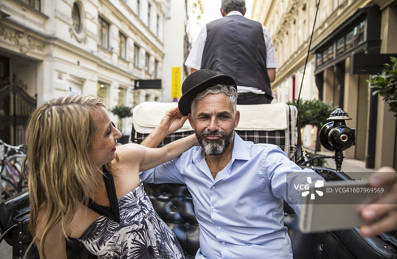 奥地利维也纳情侣乘坐马车观光图片素材