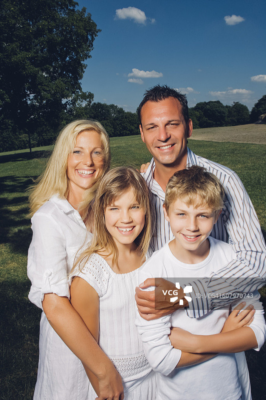 与孩子在自然中玩耍的幸福情侣人像图片素材