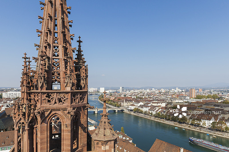 瑞士巴塞尔明斯特大教堂塔楼，从巴塞尔明斯特教堂看到的城市和莱茵河景色图片素材