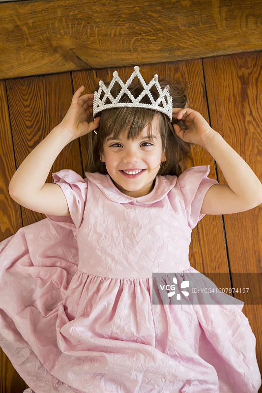 装扮成公主的微笑女孩肖像图片素材