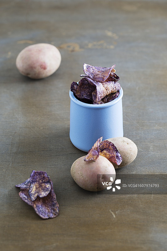 紫色马铃薯制成的薯片图片素材