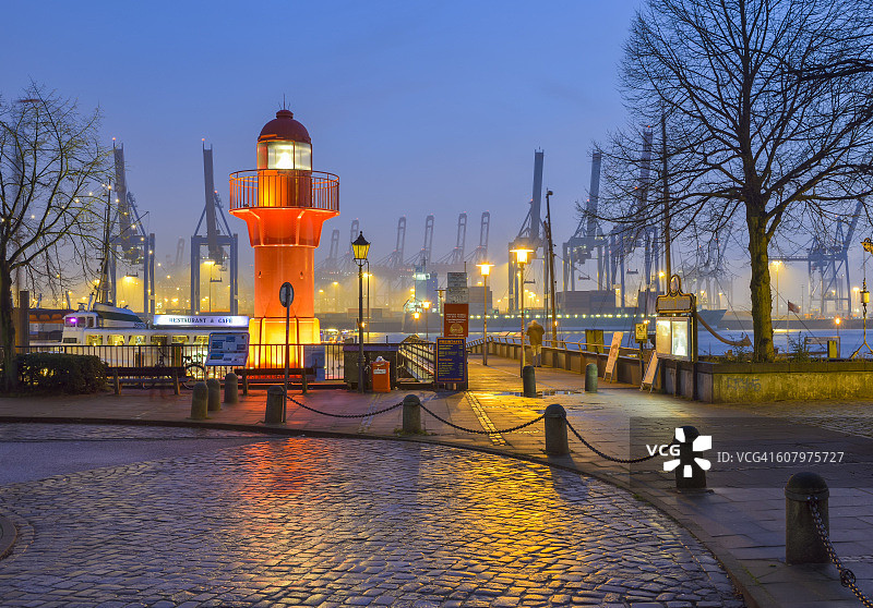 德国汉堡Oevelgoenne港口晚间灯塔图片素材