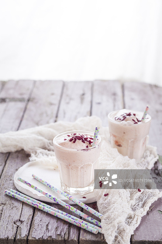两杯香草奶昔，含干树莓图片素材