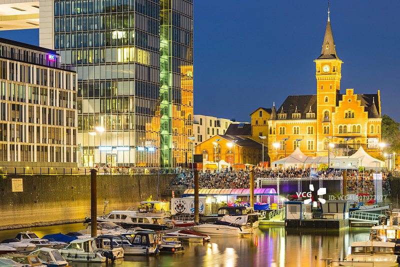 德国科隆：带照明的莱茵au港的露天电影院，有起重机房和码头图片素材