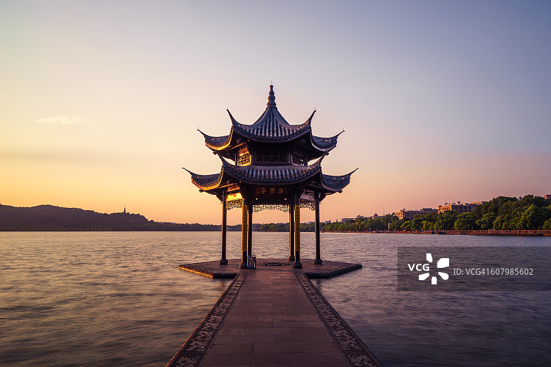 西湖落日下的中式古亭图片素材