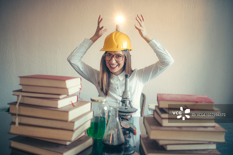 奇怪的女科学家图片素材