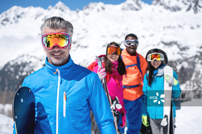 快乐的滑雪教练图片素材