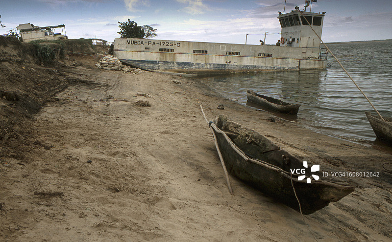 非洲，东非，坦桑尼亚，罗武马河景观（与莫桑比克接壤），地图显示该河流只能通过独木舟（Pirogue）穿越。没有桥梁（2000年） 更多：旧日记文本：穿越理论上不可能的河流图片素材