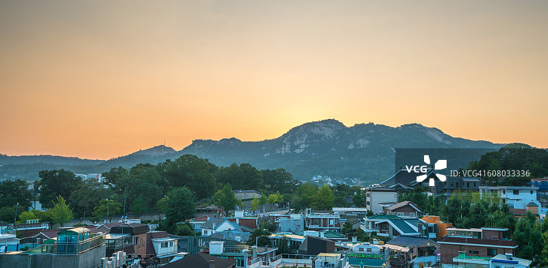 从北村韩屋村看南山日落图片素材