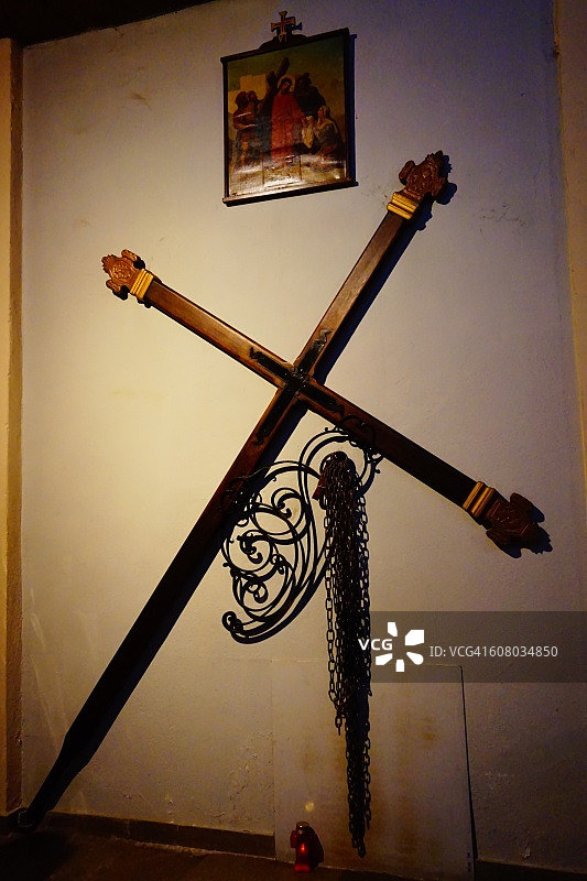 法国萨泰讷“Catenacciu”古老游行十字架图片素材