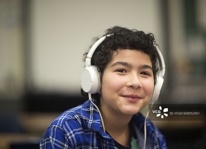 四年级学生在课堂上使用笔记本电脑图片素材