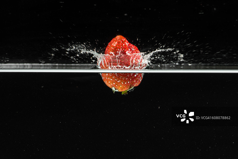 落入水中的草莓图片素材
