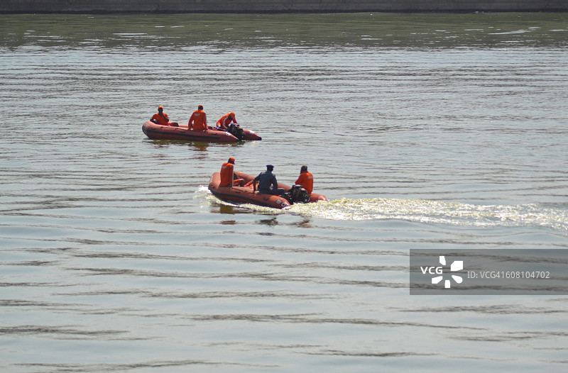 印度国家灾难反应部队队员在萨巴尔马蒂河畔 - 艾哈迈达巴德图片素材