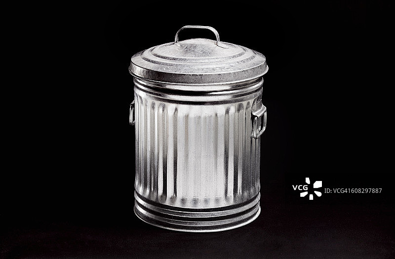 黑色盖子上的垃圾桶图片素材