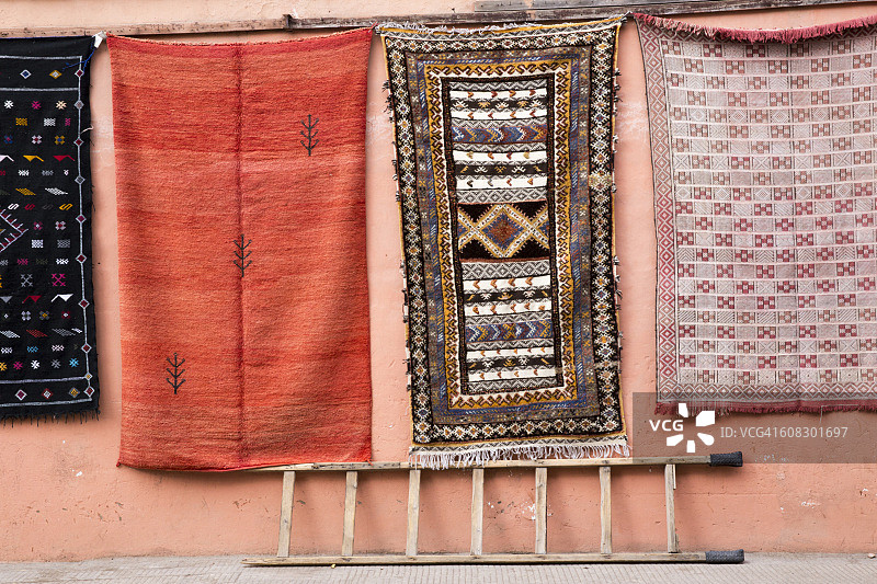 马拉喀什老城区挂在墙上的地毯图片素材