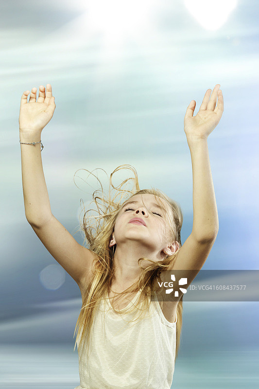 举起双臂的小女孩图片素材