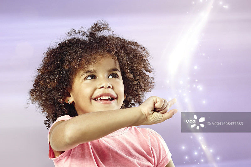 漂亮小女孩触摸闪烁的光波图片素材