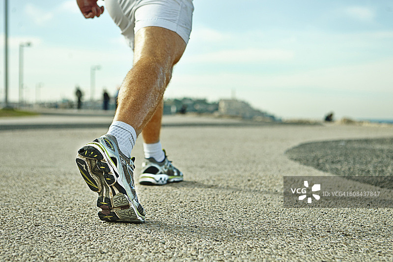 户外小路上行走的男人特写图片素材