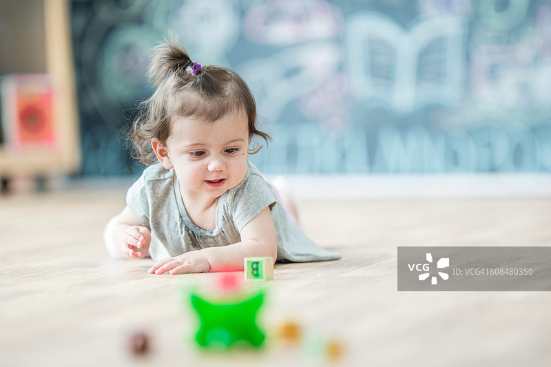 独自玩耍图片素材