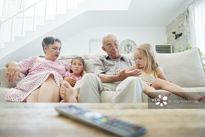 祖父母与孙子孙女坐在沙发上图片素材