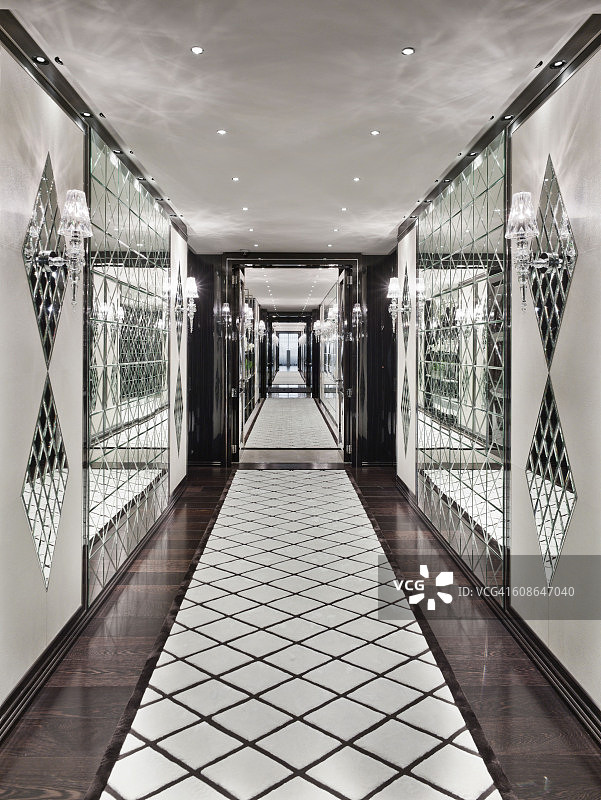 伦敦豪华公寓中的镜面走廊图片素材
