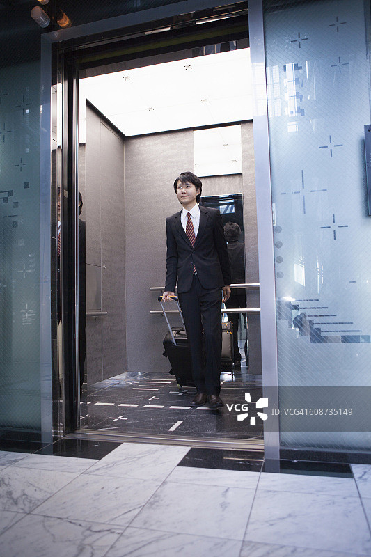 走出电梯的日本工人图片素材