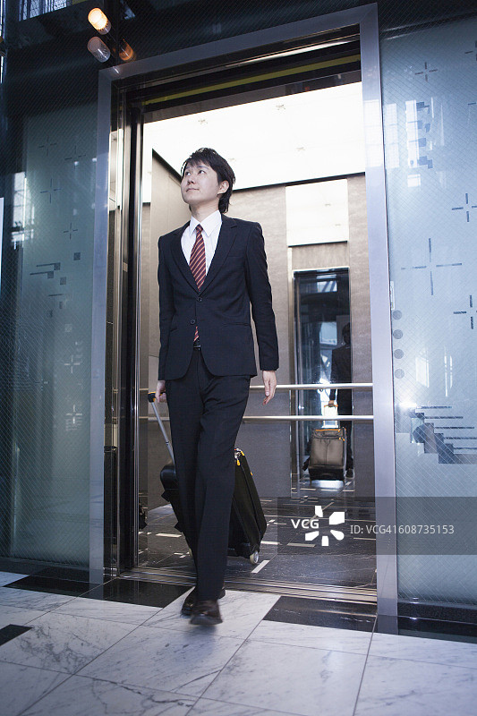 走出电梯的日本工人图片素材