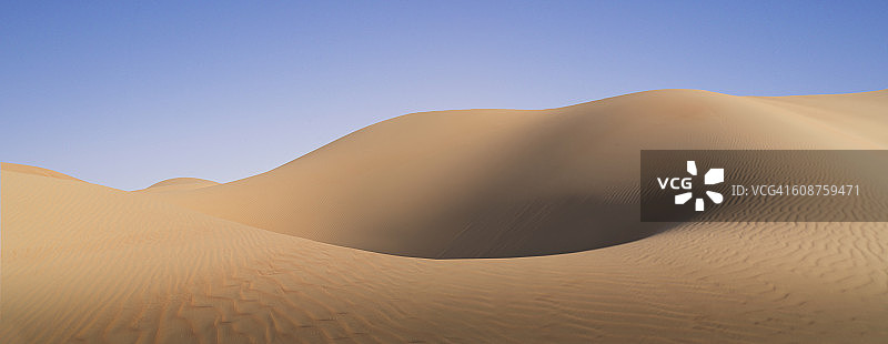 沙漠中的沙丘图片素材