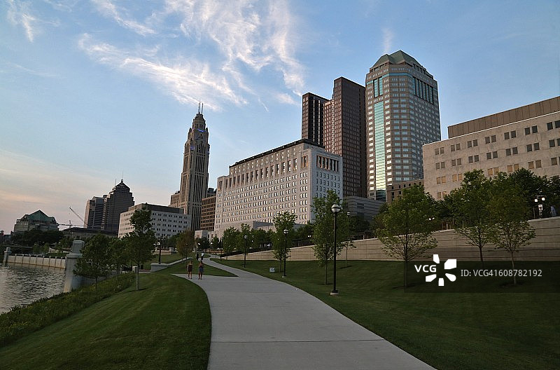 连接河滨与哥伦布市中心的Scioto Mile公园图片素材