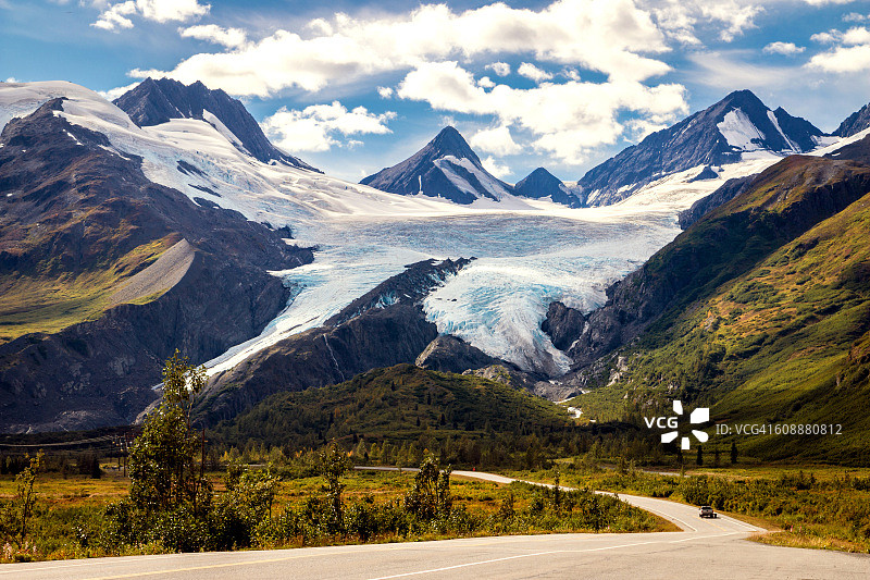 阿拉斯加瓦尔迪兹附近的沃辛顿冰川图片素材