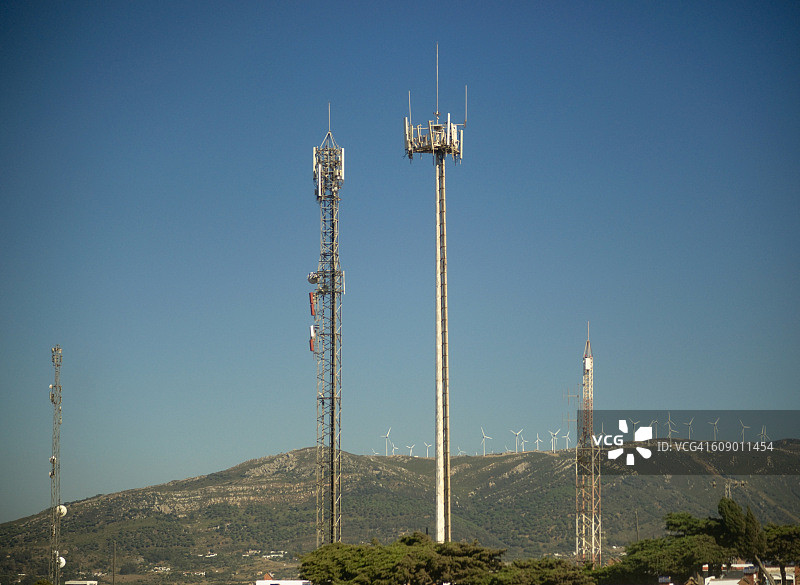 西班牙阿尔赫西拉斯地区的通信塔和天线图片素材