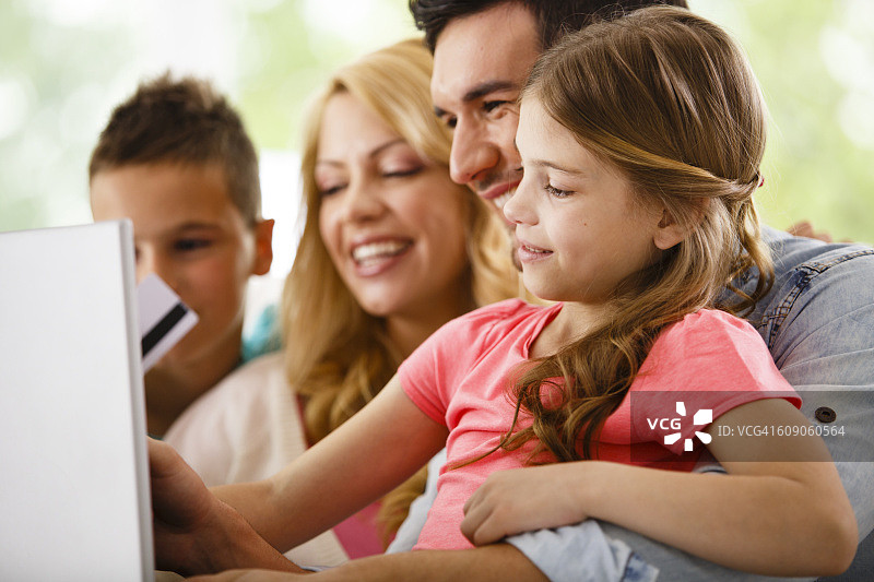 一家人在家网上购物图片素材