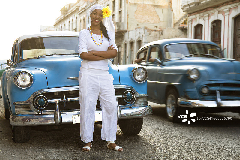 古巴哈瓦那：年轻美丽的女人和老爷车图片素材