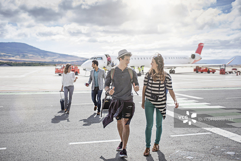 晴天时乘客下飞机图片素材