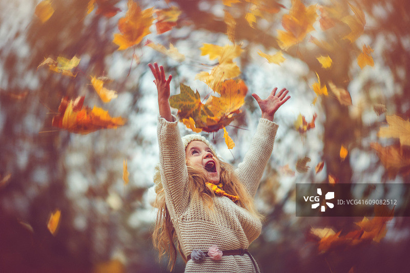 小女孩在秋天的公园里图片素材