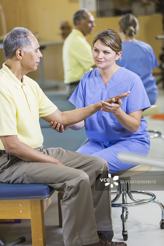 女理疗师与非裔美国人病人图片素材