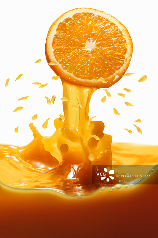 橙子从橙汁中跳出图片素材