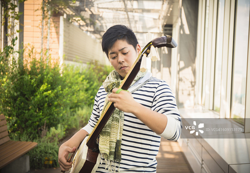 演奏三味线的亚洲男性图片素材