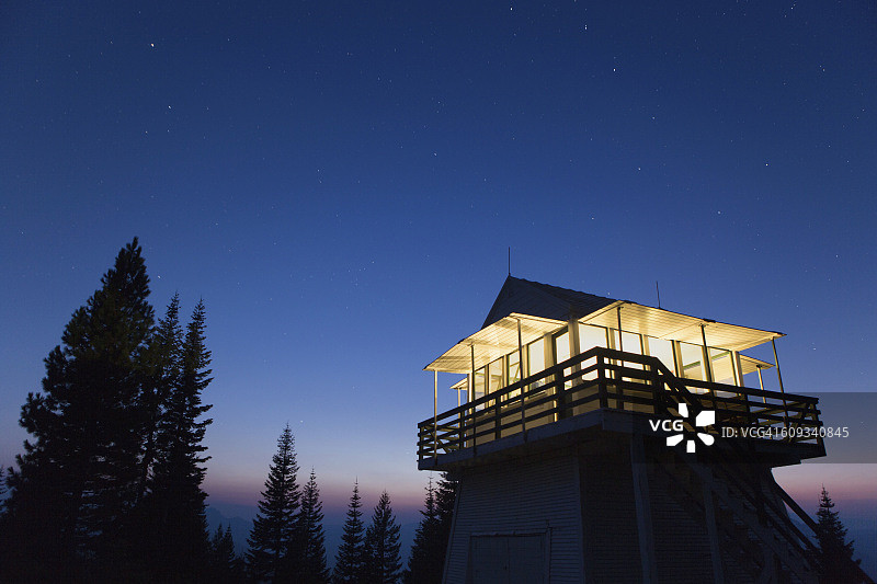 星空下被照亮的瞭望塔图片素材
