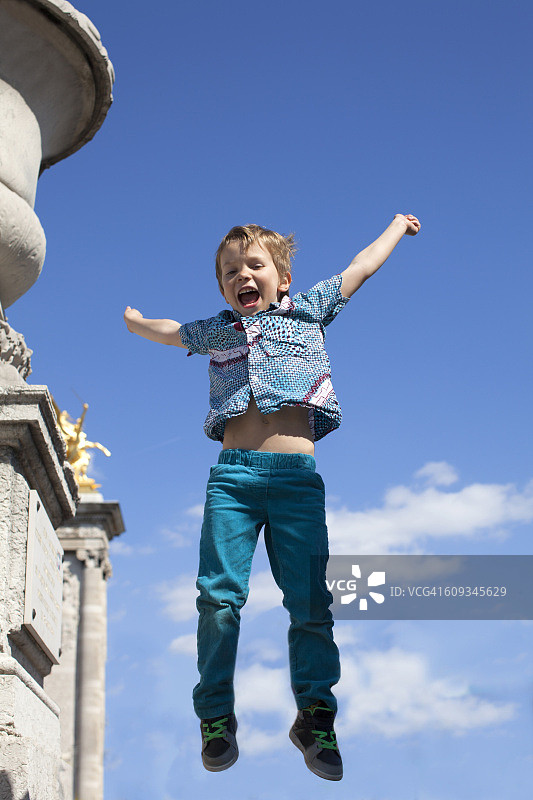 快乐跳跃的男孩图片素材