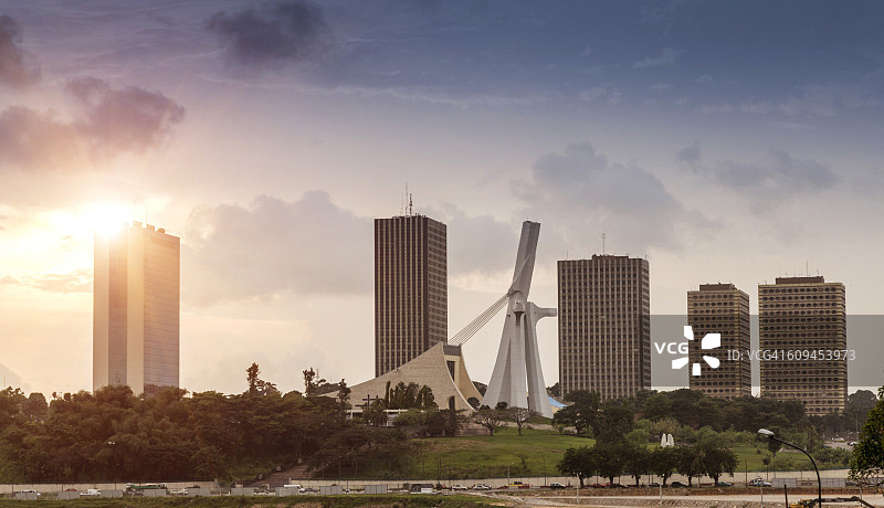 阿比让城市风光：含摩天大楼和圣保罗大教堂（科特迪瓦，非洲）图片素材