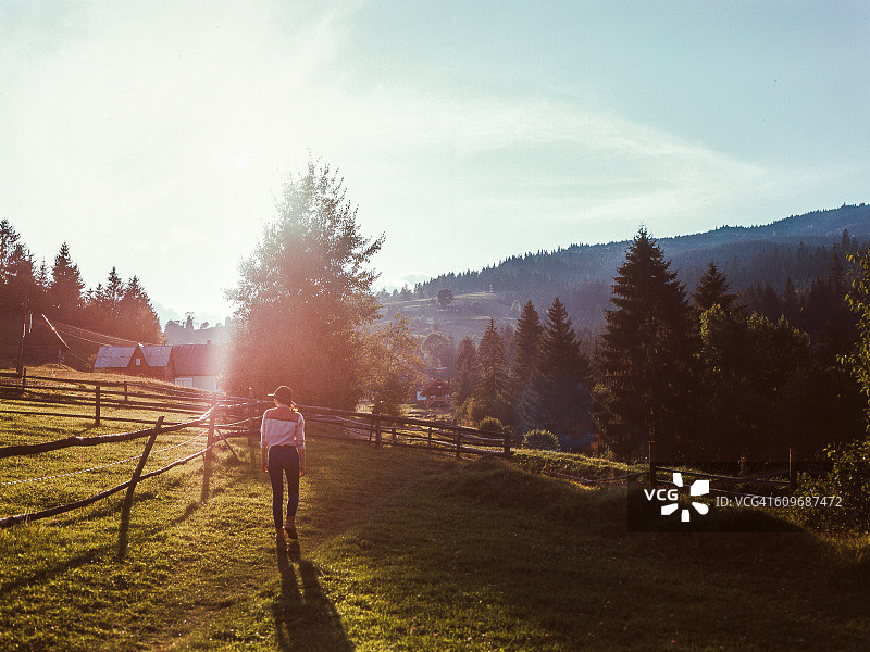 山里的农民图片素材