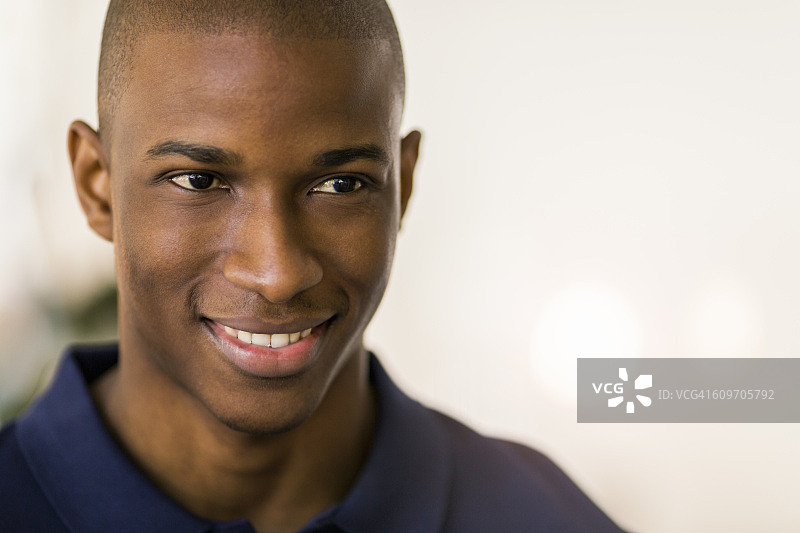 面带微笑若有所思的年轻男人图片素材