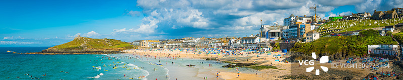 圣艾夫斯康沃尔海滨度假胜地的冲浪者和日光浴者全景图片素材