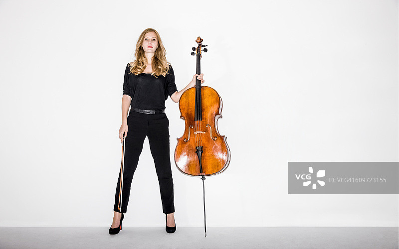 大提琴演奏者图片素材