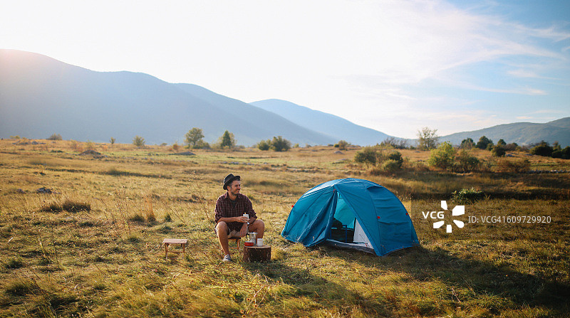 青年男子露营图片素材