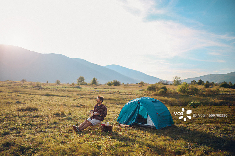青年男子露营图片素材