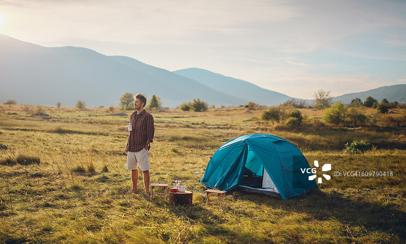 青年男子露营图片素材