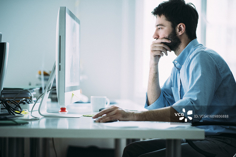 工作中的年轻商人图片素材